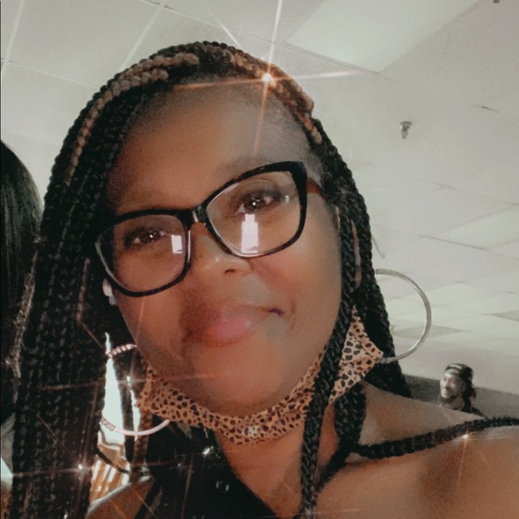 Meet your Posher, Valerie - Picture 2 of 2